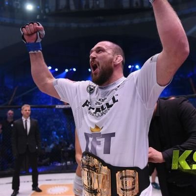 MMA Ba Lan: Dở khóc dở cười võ sĩ lộ mông trước mặt hàng chục ngàn khán giả